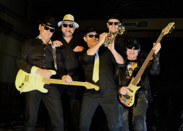 Orchestra Grandessa – Weltmusik unplugged Das Ensemble um Henry Wolf vereint Gypsy-Swing, Klezmer, Tango und mehr zu einem virtuosen, leidenschaftlichen Klang-Erlebnis. Akustisch, emotional und voller Flair – wie eine musikalische Reise durch Europas Kulturen.